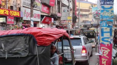 Bangladeş 'in başkenti Dhaka' nın Elaka ilçesinde kimliği belirsiz kişiler ve sokak trafiği