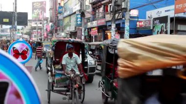 Bangladeş 'in başkenti Dhaka' nın Elaka ilçesinde kimliği belirsiz kişiler ve sokak trafiği