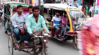 Bangladeş 'in başkenti Dhaka' nın Elaka ilçesinde kimliği belirsiz kişiler ve sokak trafiği