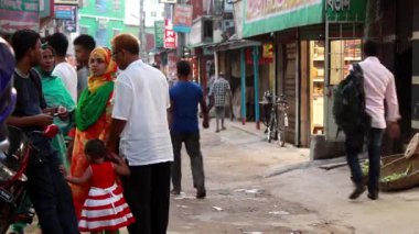 Bangladeş 'in başkenti Dhaka' nın Elaka ilçesinde kimliği belirsiz kişiler ve sokak trafiği