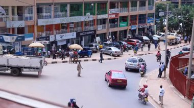 Ruanda 'nın Gisozi bölgesinde insan ve trafik