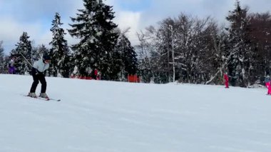 İnsanlar kayak merkezinde eğleniyor. Mitterdorf, Bavyera 