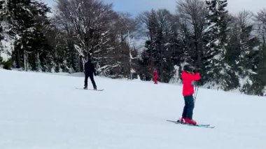 İnsanlar kayak merkezinde eğleniyor. Mitterdorf, Bavyera 