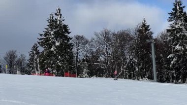 İnsanlar kayak merkezinde eğleniyor. Mitterdorf, Bavyera 