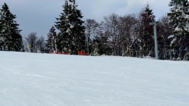 İnsanlar kayak merkezinde eğleniyor. Mitterdorf, Bavyera 