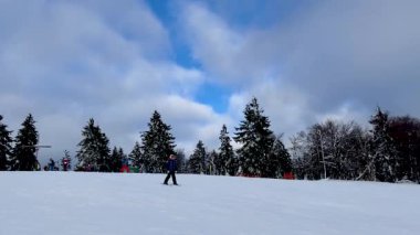 İnsanlar kayak merkezinde eğleniyor. Mitterdorf, Bavyera 