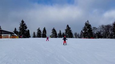 İnsanlar kayak merkezinde eğleniyor. Mitterdorf, Bavyera 