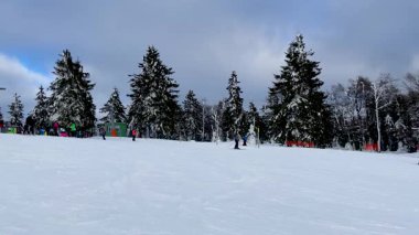 İnsanlar kayak merkezinde eğleniyor. Mitterdorf, Bavyera 