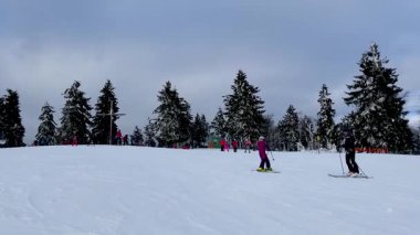 İnsanlar kayak merkezinde eğleniyor. Mitterdorf, Bavyera 