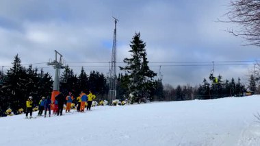 İnsanlar kayak merkezinde eğleniyor. Mitterdorf, Bavyera 