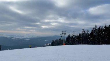 İnsanlar kayak merkezinde eğleniyor. Mitterdorf, Bavyera 
