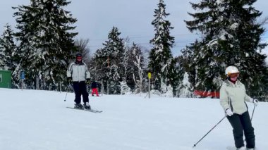 İnsanlar kayak merkezinde eğleniyor. Mitterdorf, Bavyera 