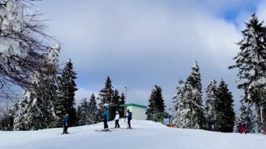 İnsanlar kayak merkezinde eğleniyor. Mitterdorf, Bavyera 