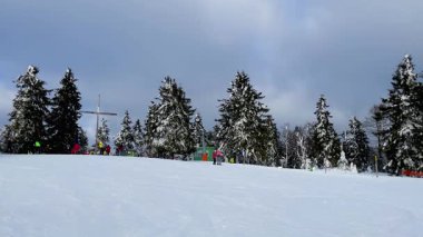 İnsanlar kayak merkezinde eğleniyor. Mitterdorf, Bavyera 