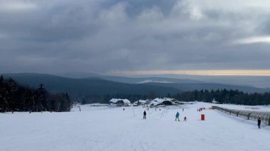 İnsanlar kayak merkezinde eğleniyor. Mitterdorf, Bavyera 