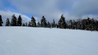 İnsanlar kayak merkezinde eğleniyor. Mitterdorf, Bavyera 