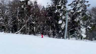 İnsanlar kayak merkezinde eğleniyor. Mitterdorf, Bavyera 