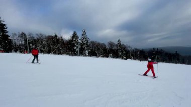 İnsanlar kayak merkezinde eğleniyor. Mitterdorf, Bavyera 