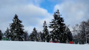 İnsanlar kayak merkezinde eğleniyor. Mitterdorf, Bavyera 
