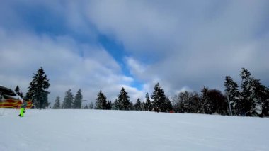 İnsanlar kayak merkezinde eğleniyor. Mitterdorf, Bavyera 