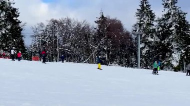 İnsanlar kayak merkezinde eğleniyor. Mitterdorf, Bavyera 