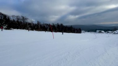 İnsanlar kayak merkezinde eğleniyor. Mitterdorf, Bavyera 