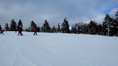 İnsanlar kayak merkezinde eğleniyor. Mitterdorf, Bavyera 