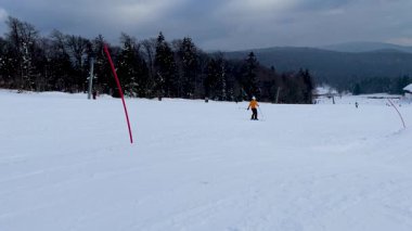 İnsanlar kayak merkezinde eğleniyor. Mitterdorf, Bavyera 