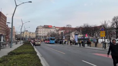 Budapeşte, Macaristan 25 Şubat 2025: Budapeşte şehir merkezindeki işlek bir sokak sahnesi, şehrin günlük koşuşturmasında hareket halindeki araç ve yayaları gösteriyor 