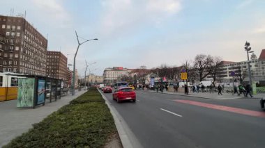 Budapeşte, Macaristan 25 Şubat 2025: Budapeşte şehir merkezindeki işlek bir sokak sahnesi, şehrin günlük koşuşturmasında hareket halindeki araç ve yayaları gösteriyor