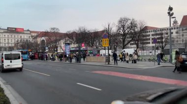 Budapeşte, Macaristan 25 Şubat 2025: Budapeşte şehir merkezindeki işlek bir sokak sahnesi, şehrin günlük koşuşturmasında hareket halindeki araç ve yayaları gösteriyor