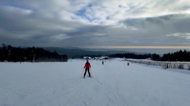İnsanlar kayak merkezinde eğleniyor. Mitterdorf, Bavyera 