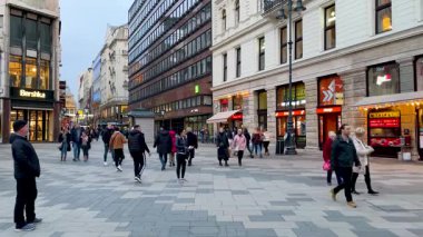 Budapeşte, Macaristan 25 Şubat 2025: Budapeşte şehir merkezinde sakin bir an insanların kafelerin ve dükkanların önünden geçişini gösteriyor