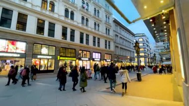 Budapeşte, Macaristan 25 Şubat 2025: Budapeşte şehir merkezinde sakin bir an insanların kafelerin ve dükkanların önünden geçişini gösteriyor