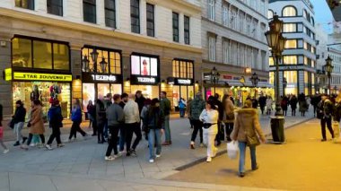 Budapeşte, Macaristan 25 Şubat 2025: Budapeşte şehir merkezinde sakin bir an insanların kafelerin ve dükkanların önünden geçişini gösteriyor