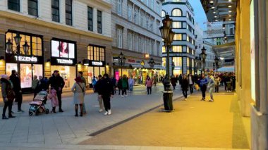 Budapeşte, Macaristan 25 Şubat 2025: Budapeşte şehir merkezinde sakin bir an insanların kafelerin ve dükkanların önünden geçişini gösteriyor