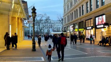 Budapeşte, Macaristan 25 Şubat 2025: Budapeşte şehir merkezinde sakin bir an insanların kafelerin ve dükkanların önünden geçişini gösteriyor