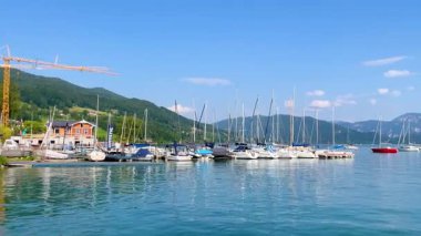 Mondsee, Yukarı Avusturya, 25 Haziran 2024: Ziyaretçiler, Mondsee kasabasındaki popüler bir göl kenti olan Alpenseebad Mondsee 'de güneşli bir yaz gününün tadını çıkarıyorlar