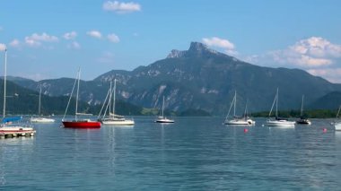 Mondsee, Yukarı Avusturya, 25 Haziran 2024: Ziyaretçiler, Mondsee kasabasındaki popüler bir göl kenti olan Alpenseebad Mondsee 'de güneşli bir yaz gününün tadını çıkarıyorlar