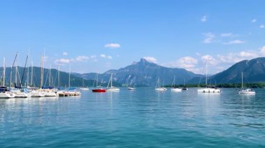 Mondsee, Yukarı Avusturya, 25 Haziran 2024: Ziyaretçiler, Mondsee kasabasındaki popüler bir göl kenti olan Alpenseebad Mondsee 'de güneşli bir yaz gününün tadını çıkarıyorlar