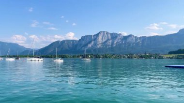 Mondsee, Yukarı Avusturya, 25 Haziran 2024: Ziyaretçiler, Mondsee kasabasındaki popüler bir göl kenti olan Alpenseebad Mondsee 'de güneşli bir yaz gününün tadını çıkarıyorlar