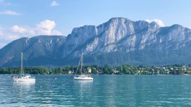 Mondsee, Yukarı Avusturya, 25 Haziran 2024: Ziyaretçiler, Mondsee kasabasındaki popüler bir göl kenti olan Alpenseebad Mondsee 'de güneşli bir yaz gününün tadını çıkarıyorlar