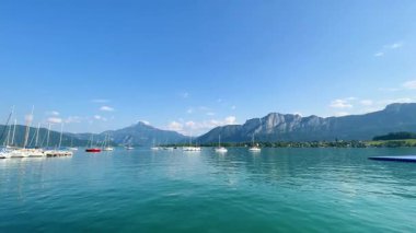 Mondsee, Yukarı Avusturya, 25 Haziran 2024: Ziyaretçiler, Mondsee kasabasındaki popüler bir göl kenti olan Alpenseebad Mondsee 'de güneşli bir yaz gününün tadını çıkarıyorlar