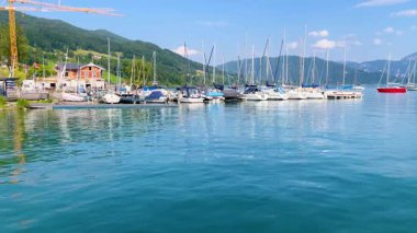 Mondsee, Yukarı Avusturya, 25 Haziran 2024: Ziyaretçiler, Mondsee kasabasındaki popüler bir göl kenti olan Alpenseebad Mondsee 'de güneşli bir yaz gününün tadını çıkarıyorlar