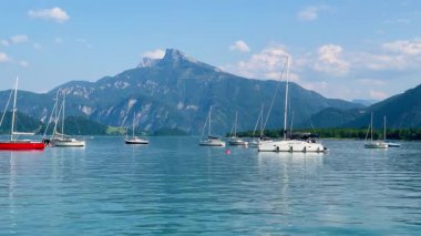 Mondsee, Yukarı Avusturya, 25 Haziran 2024: Ziyaretçiler, Mondsee kasabasındaki popüler bir göl kenti olan Alpenseebad Mondsee 'de güneşli bir yaz gününün tadını çıkarıyorlar