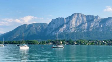 Mondsee, Yukarı Avusturya, 25 Haziran 2024: Ziyaretçiler, Mondsee kasabasındaki popüler bir göl kenti olan Alpenseebad Mondsee 'de güneşli bir yaz gününün tadını çıkarıyorlar