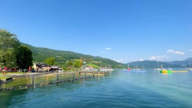 Mondsee, Yukarı Avusturya, 25 Haziran 2024: Ziyaretçiler, Mondsee kasabasındaki popüler bir göl kenti olan Alpenseebad Mondsee 'de güneşli bir yaz gününün tadını çıkarıyorlar