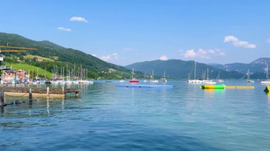 Mondsee, Yukarı Avusturya, 25 Haziran 2024: Ziyaretçiler, Mondsee kasabasındaki popüler bir göl kenti olan Alpenseebad Mondsee 'de güneşli bir yaz gününün tadını çıkarıyorlar