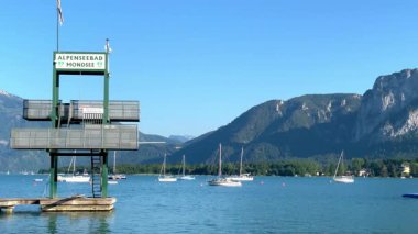 Mondsee, Yukarı Avusturya, 25 Haziran 2024: Ziyaretçiler, Mondsee kasabasındaki popüler bir göl kenti olan Alpenseebad Mondsee 'de güneşli bir yaz gününün tadını çıkarıyorlar