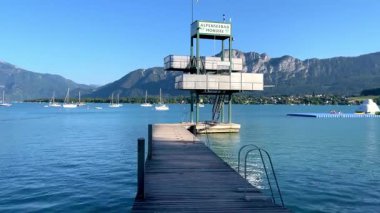 Mondsee, Yukarı Avusturya, 25 Haziran 2024: Ziyaretçiler, Mondsee kasabasındaki popüler bir göl kenti olan Alpenseebad Mondsee 'de güneşli bir yaz gününün tadını çıkarıyorlar